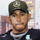 Hamilton duro: «F1 non si ferma, il denaro è re»