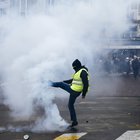 Gilet gialli, scontri a Parigi con polizia: barricate e transenne in fiamme a Champs-Elysees