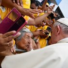 Il Papa in Perù: «Sradicare la piaga del femminicidio»