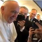 Il Papa e il bacio dell'anello rifiutato: «Alla fine mi ritrovo con la mano tutta bagnata» Video