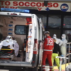 Neonato morto schiacciato sull'autobus dopo una frenata, a Genova: era nel marsupio della mamma