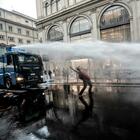 Roma, corteo no vax: 10mila in piazza del Popolo. Manifestanti verso via Veneto, attacco alla polizia