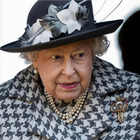 Regina Elisabetta, avvistata in piedi da sola durante un'udienza in presenza a Windsor: come sta