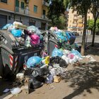 Rifiuti Roma, rivolta di Monti: ronde per stanare i furbetti. Cittadini esasperati puliscono le strade