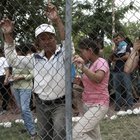 Trump, sarcasmo sui migranti: «Si lamentano dei centri di detenzione? Non vengano»