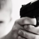 Usa, bimbo di 4 anni spara in faccia alla mamma incinta: «Ha trovato la pistola sotto il materasso»