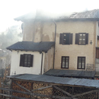 Tetto va a fuoco: si ustiona tentando di salvare dalle fiamme la casa dei genitori