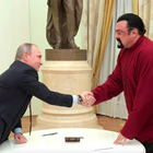 Putin premia Steven Seagal, l'attore americano invitato al Cremlino: «Grande contributo»
