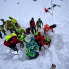 Valanga in Val di Fassa, due scialpinisti feriti: uno, sepolto dalla neve, è gravissimo