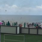 Tromba d'aria a Varcaturo, spiaggia devastata: 10 bagnanti feriti. «Lettini come armi»