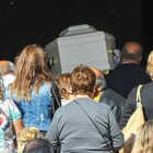 Asti, bambino di 20 mesi muore ma ai funerali i genitori non si presentano. «Non ci hanno avvisato»
