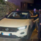 Giulia Tramontano, il fidanzato lascia la casa in auto: insultato dalla folla