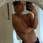 Cristina Marino, la moglie di Argentero in topless allo specchio. Ma i fan la punzecchiano: «Sei troppo magra»