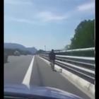 "Ecco le risorse", poliziotto filma un migrante in bici in autostrada e offende la Boldrini: sospeso