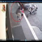 Roma, rapina choc: rom di 17 anni aggredisce anziana alle spalle e la trascina per strada: il video