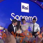 Sanremo, Mahmood e Blanco arrivano in conferenza stampa. L'abbraccio tra Elisa e Mahmood