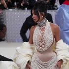 Met Gala 2023, red carpet per Karl Lagerfeld: Kim Kardashian vestita di sole perle