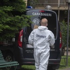 Milano, lite finisce in tragedia: 51enne accoltella un uomo con le forbici e si butta dal settimo piano