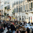 Roma, assembramenti e pochi controlli nelle vie dello shopping al centro e non solo