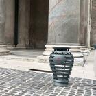 Roma, arrivano in Centro i nuovi cestini Ama per i rifiuti presentati da Raggi