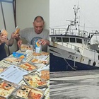 I 18 pescatori liberati arrivati a Mazara, le urla di gioia dei familiari e i tamponi rapidi a bordo: tutti negativi al coronavirus