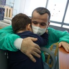 Dona un polmone al figlio di 5 anni, il piccolo 'Mario' salvo grazie al sacrificio del papà: potrà avere una vita normale