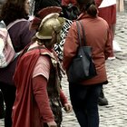 Gladiatori minacciano turisti