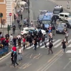 No Green Pass, i dimostranti forzano i blocchi: tensioni con la polizia in via del Tritone