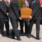 Funerale con decine di persone: denunciata l'agenzia di pompe funebri