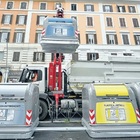 Rifiuti a Roma, svolta nel Centro: cambiano 1.200 cassonetti 