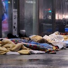 Emergenza senzatetto, 100 mila in tutta Italia. La storia di Massimo: «Mio figlio lavora qui vicino, finge di non conoscermi»