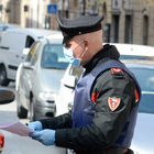 Cittadini detective chiamano i carabinieri: «C'è gente al bar». Locale chiuso e denunce