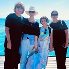 Laura Pausini, foto in vacanza con la figlia Paola e Matilde scatena gli hater: «È la tata?». La risposta della star