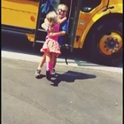 Ogni giorno corre incontro allo scuolabus per abbracciare il fratello, la mamma gira un video