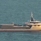 Capri, i due yacht extra lusso di Jeff Bezos davanti ai Faraglioni: c'è anche l'elicottero, ecco quanto costano