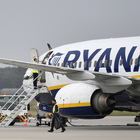 Ryanair, fumo da un'ala sul volo per Lamezia Terme: paura a bordo, aereo costretto all'atterraggio d'emergenza