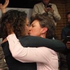 Bogotà, eletta la prima donna sindaco: festeggia con un bacio alla compagna