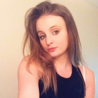 Chloe muore a 21 anni senza patologie pregresse: «La vittima più giovane del Regno Unito»