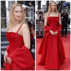 Jennifer Lawrence incanta Cannes: nell'outfit spunta il dettaglio (comodo) notato dai fan