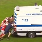 Ambulanza si blocca in mezzo al campo, i calciatori fermano la partita e la spingono