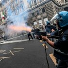 Corteo No Green Pass a Roma, la polizia respinge i violenti con gli idranti per difendere Palazzo Chigi