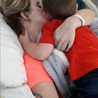 Mamma si sveglia dal coma dopo un mese, l'abbraccio con il figlio commuove il web