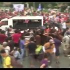 Protesta all'Ambasciata, la camionetta della polizia investe i manifestanti