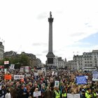 Scontri e proteste a Londra contro il lockdown: oltre 15mila persone a Trafalgar Square
