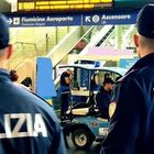 Roma, donna rapinata in treno da una coppia di rom: «Per strapparle la catenina l'hanno quasi strangolata»