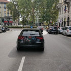 Milano, non c'è posto al parcheggio: abbandona l'Audi in mezzo alla strada FOTO