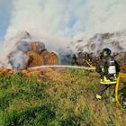 Incendio in un'azienda agricola di Morgano, rotoballe a fuoco. L'appello del sindaco: «Chiudete le finestre»