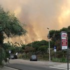 Incendi in spiaggia in Sardegna, case e camping evacuati. Corpo carbonizzato a Gallipoli