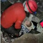 Terremoto in Turchia, il miracolo del bebè di 7 mesi salvato dopo 140 ore intrappolato sotto le macerie