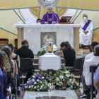 Bambino morto a Sharm, folla al funerale. Il parroco: «Andrea ci insegna solidaretà». Gli amichetti stravolti dal dolore